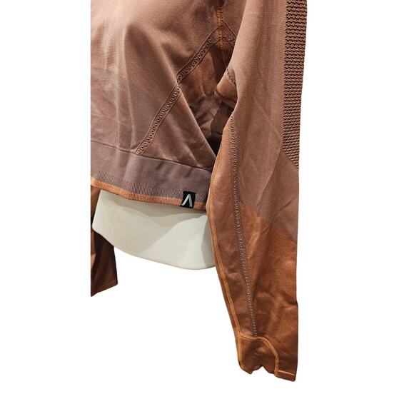 Allyson Felix x athleta M (?) Rose gold ribbed long sleeve crop top thumb holes - Picture 4 of 9